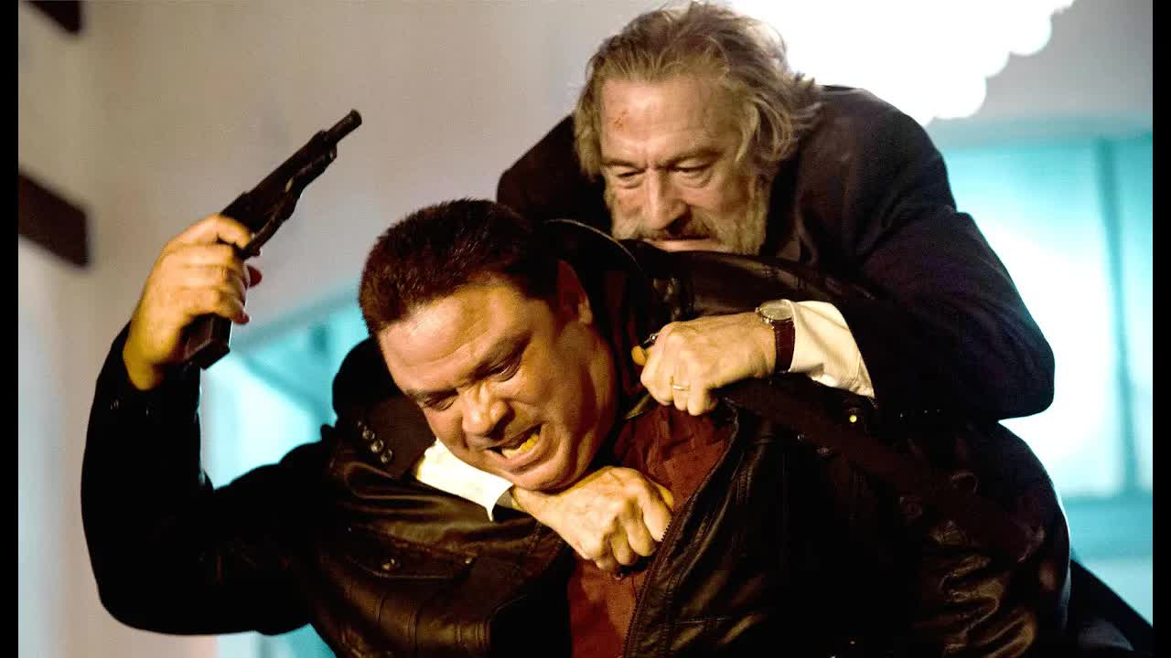 黑帮大佬退隐江湖，却遭杀手疯狂追杀，一家4口只能提枪反杀！