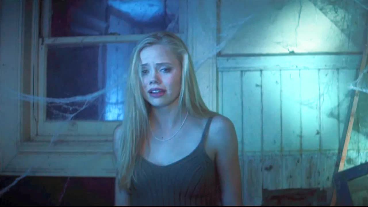 少女与朋友探索鬼屋，朋友接连死去，她却因为有个好父亲相安无事！