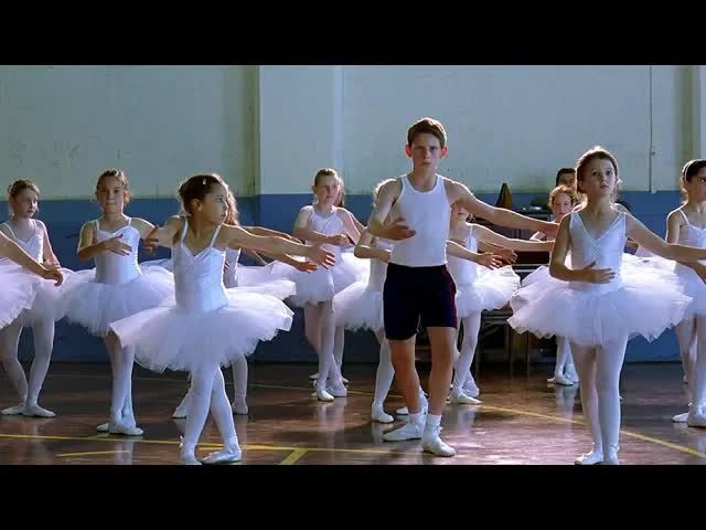 【越哥】“娘娘腔”男孩蜕变成“白天鹅”，他用十年时间捍卫“不切实际”的梦想！速看《跳出我天地》