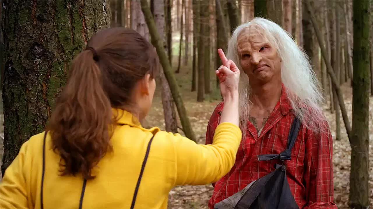 女记者对丑男人乱竖中指，结果惹怒对方，手指被直接砍掉！《致命弯道5》